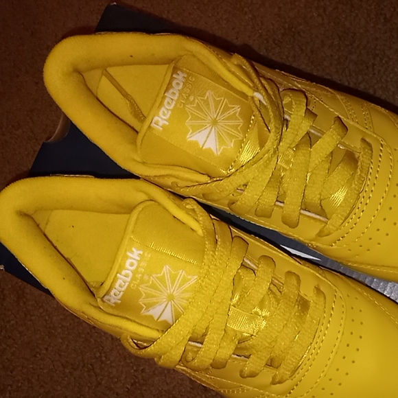 Reebok - Picture 2 of 4